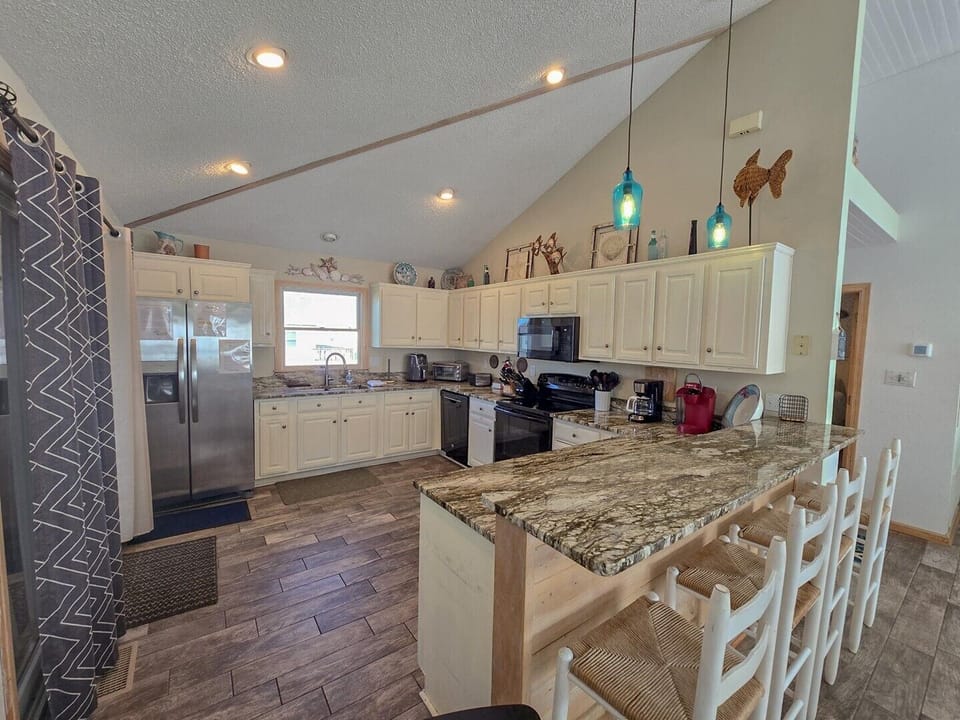 Kitchen With Dine-In Bar 