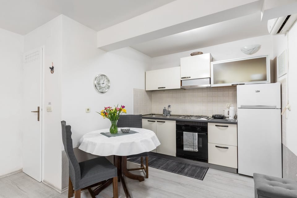Studio (Studio Apartment) | Private kitchen | Fridge