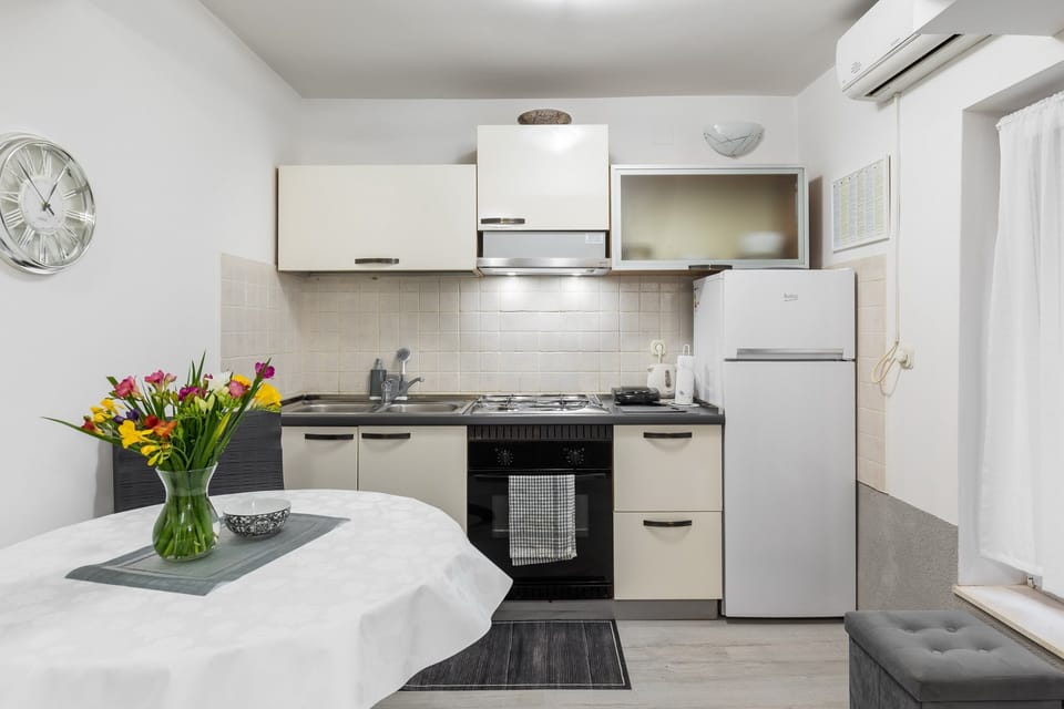 Studio (Studio Apartment) | Private kitchen | Fridge