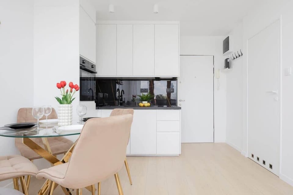 Studio with dining table for 4.