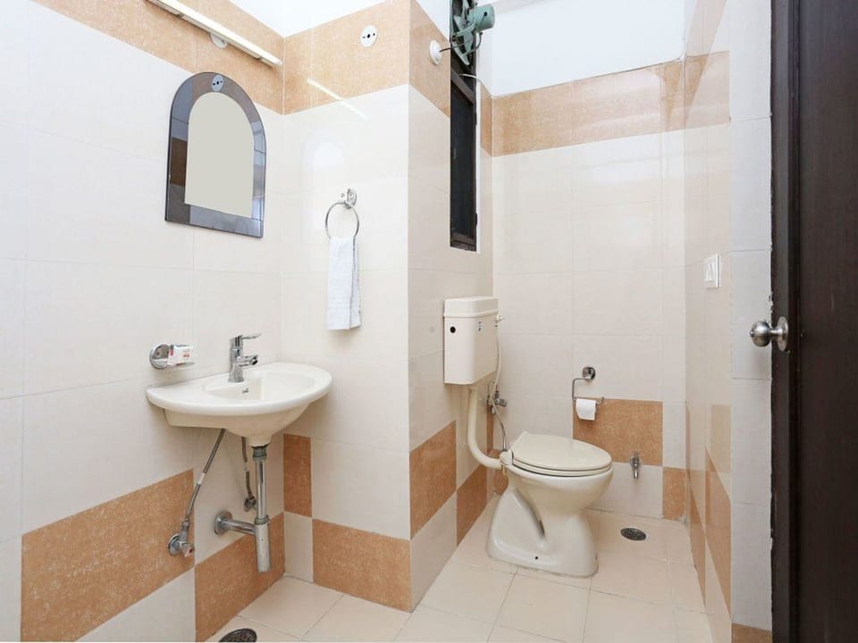 Deluxe Double Room | Bathroom | Shower, free toiletries, towels, soap