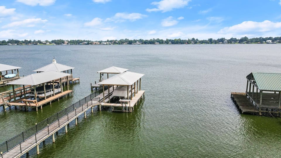 200ft dock leading you to nice hang out spot. You can tie up your boat along the perimeter of the dock. The boat you see on the lift is not offered or is it available for rent.