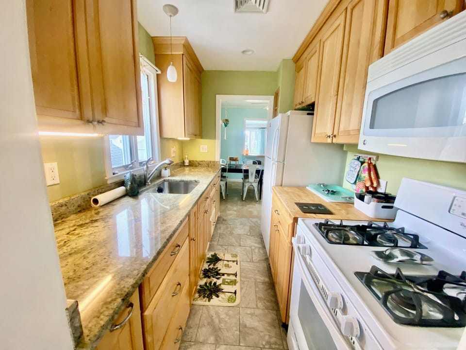 Fully equipped  and stocked kitchen. Gas stove, microwave. Bowls, pans, utensils