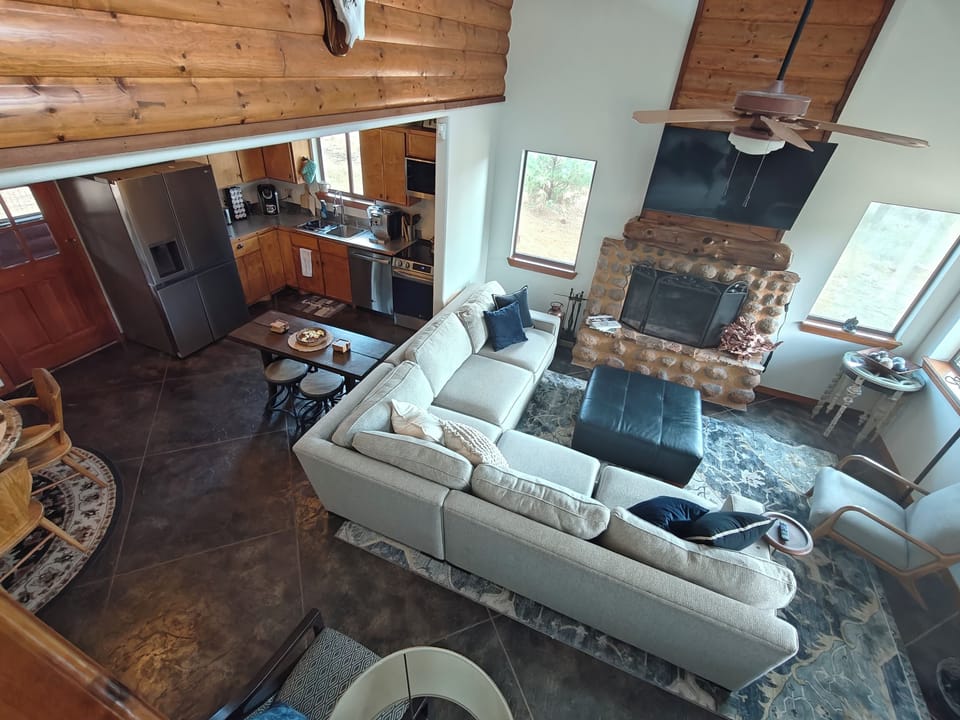 Open floor plan to kitchen