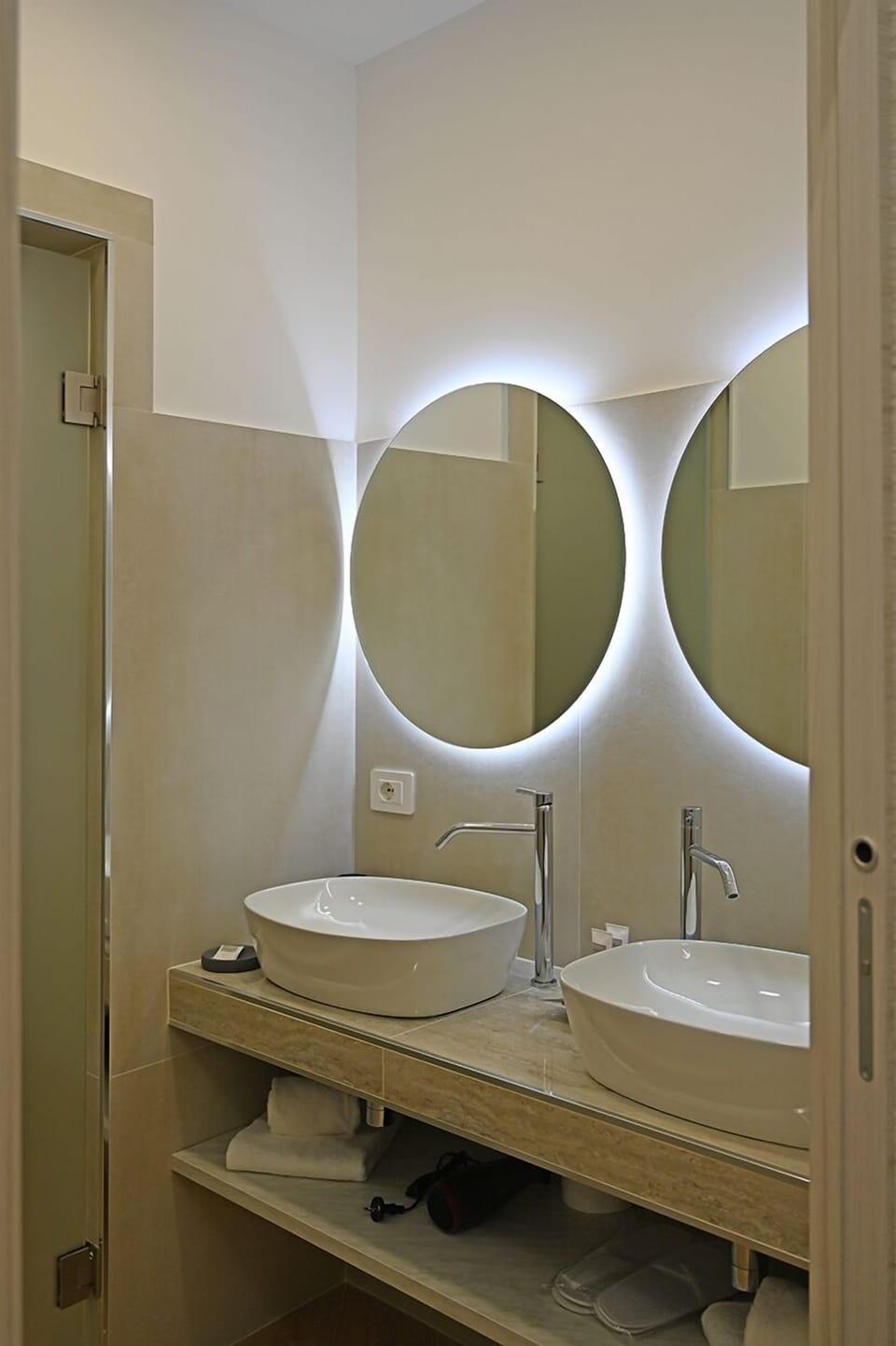 Superior Suite | Bathroom | Shower, rainfall showerhead, designer toiletries, hair dryer