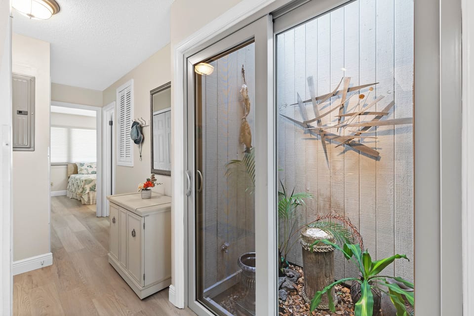 Cute Atrium in Unit