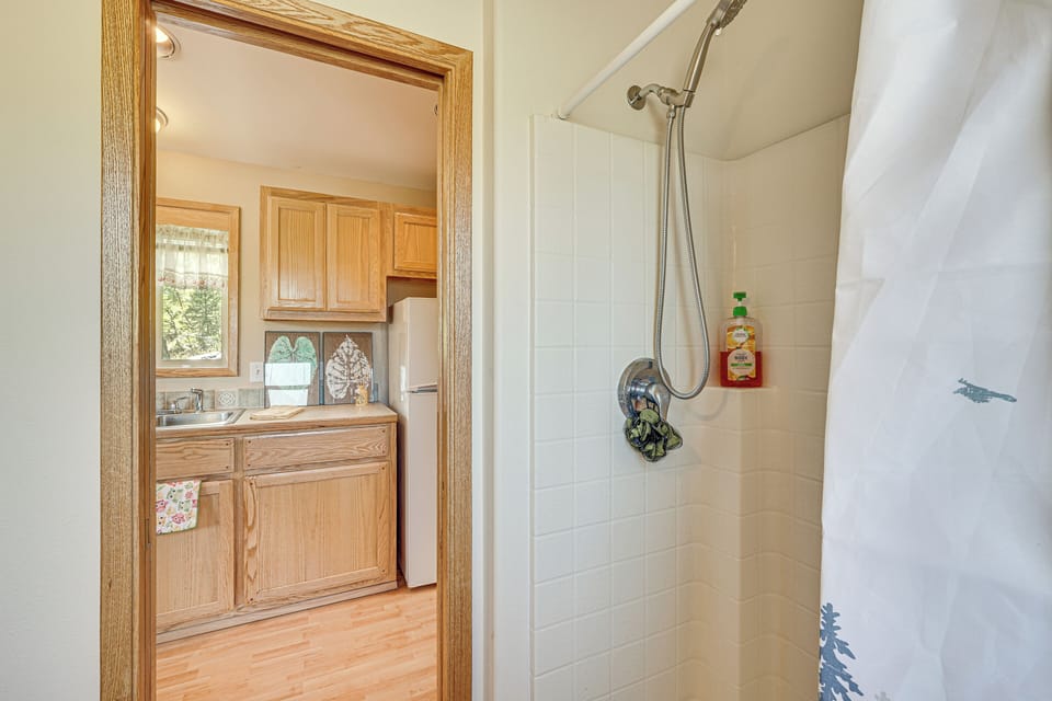 Hiking Trail On-site: Mtn-view Eagle Point Retreat Cottage in Oregon