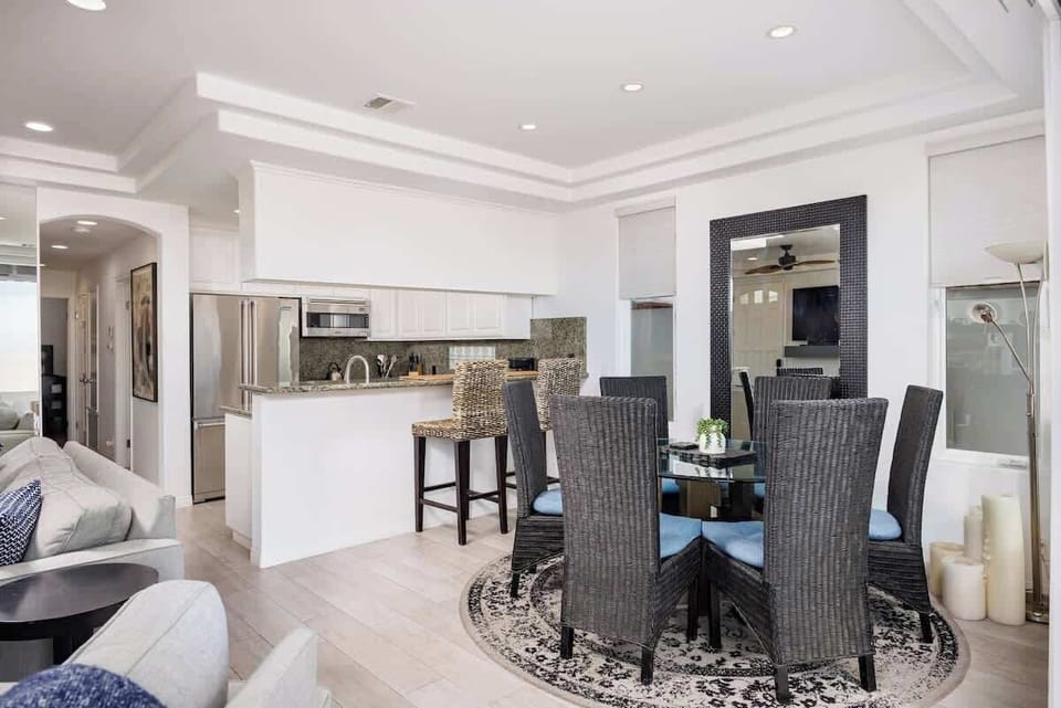 Dining Area & Kitchen