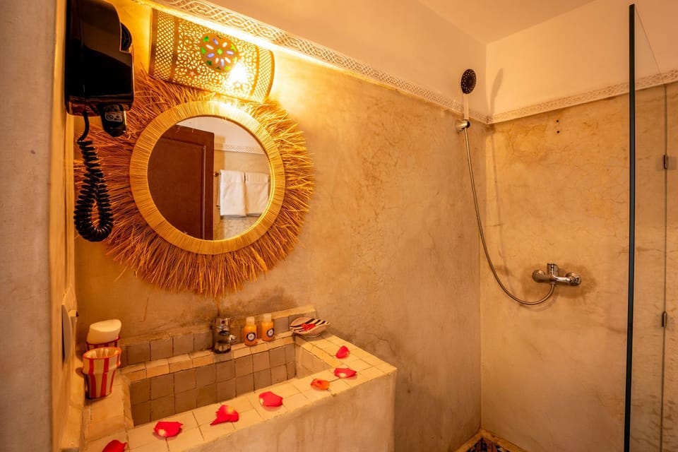 Shower, hydromassage showerhead, free toiletries, towels