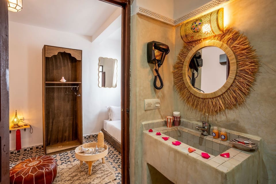 Shower, hydromassage showerhead, free toiletries, towels