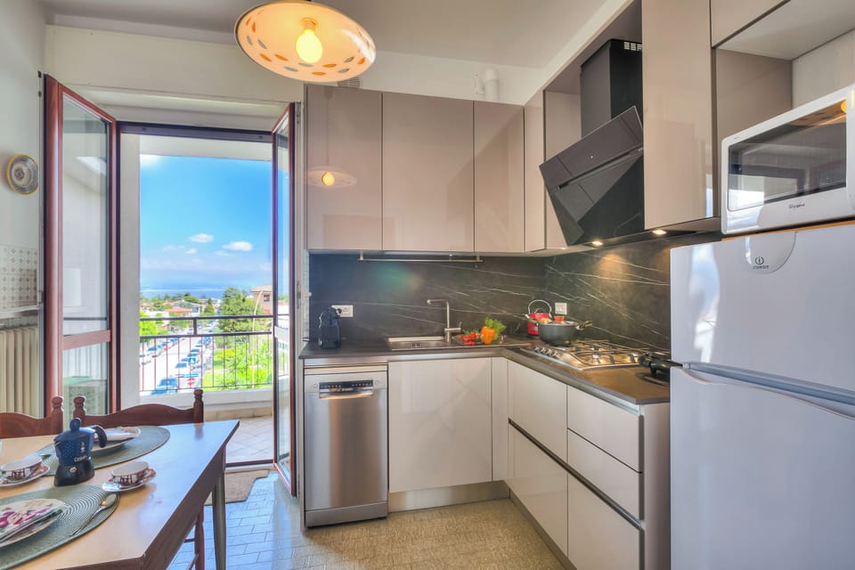 Family Apartment, 2 Bedrooms, Balcony (Casa Ferrari) | Private kitchen | Espresso maker