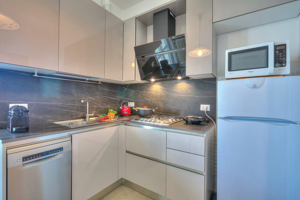 Family Apartment, 2 Bedrooms, Balcony (Casa Ferrari) | Private kitchen | Espresso maker