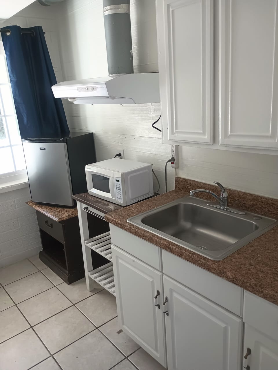 1 Queen Bedroom, with Kitchen | Private kitchen | Fridge, microwave, coffee/tea maker