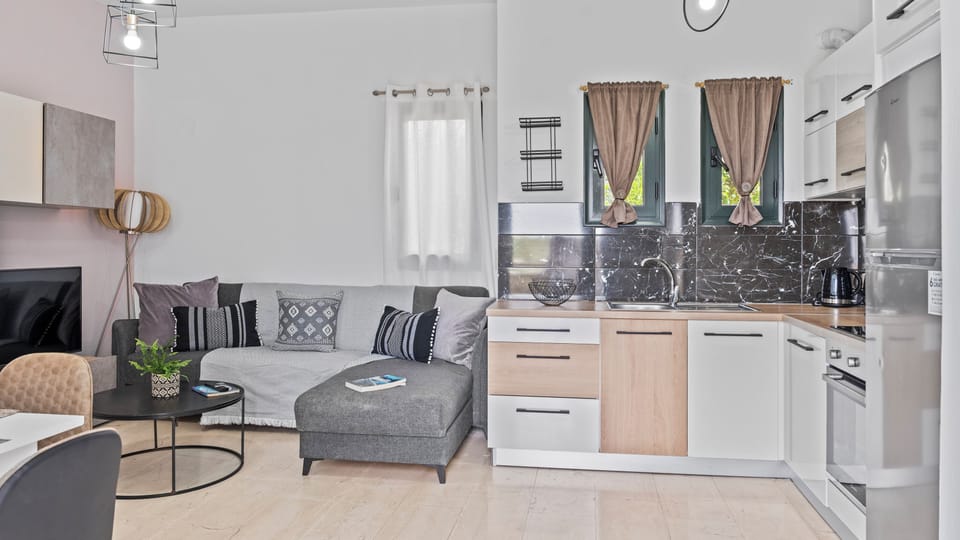 Design Suite, 2 Bedrooms, Balcony, Garden View | Private kitchen | Highchair
