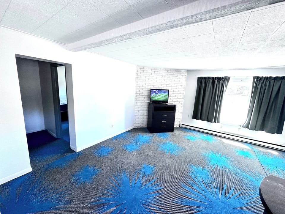 Standard Apartment, Multiple Beds, Non Smoking, Kitchenette | Living area | 32-inch flat-screen TV with cable channels