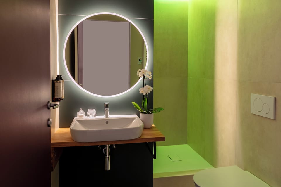 Superior Room | Bathroom | Towels, soap, shampoo, toilet paper