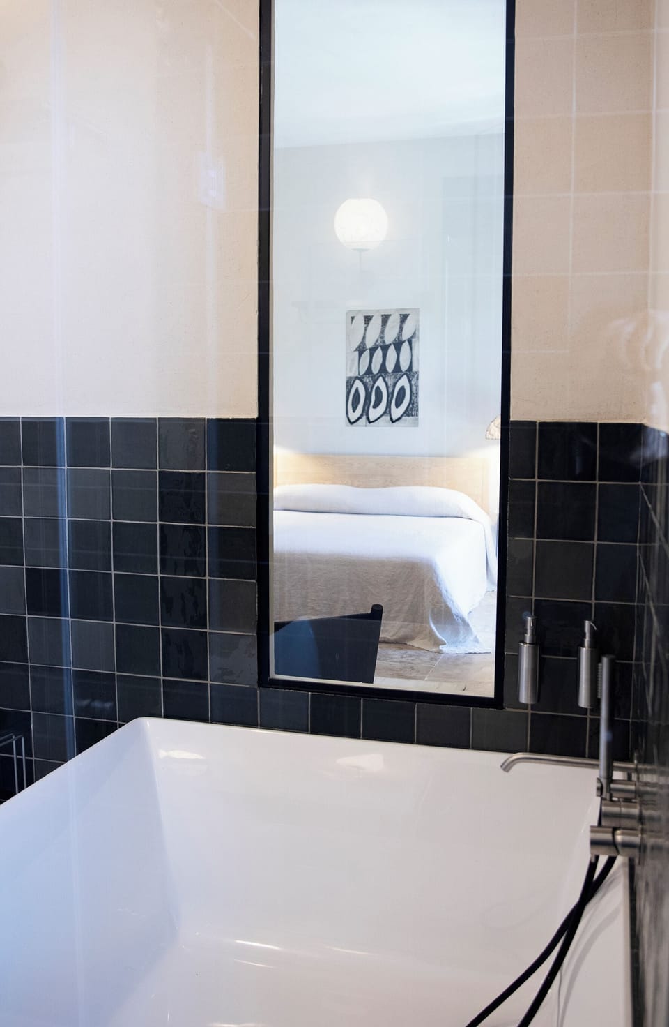 Exclusive Double Room, 1 King Bed, Bathtub | Bathroom | Hair dryer, slippers, soap, shampoo