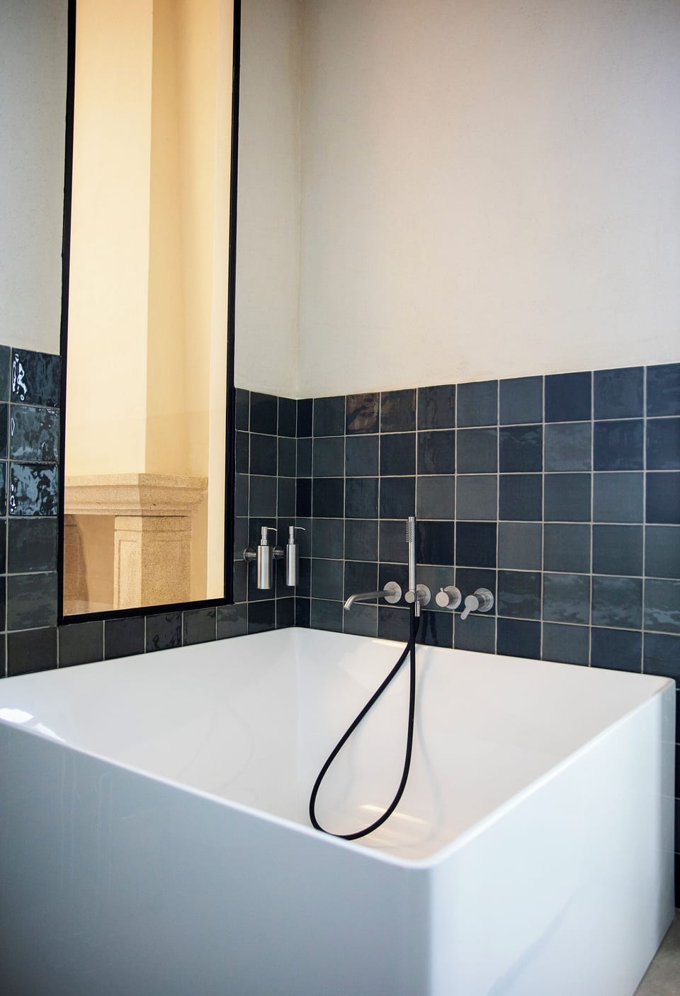 Exclusive Double Room, 1 King Bed, Bathtub | Bathroom | Hair dryer, slippers, soap, shampoo