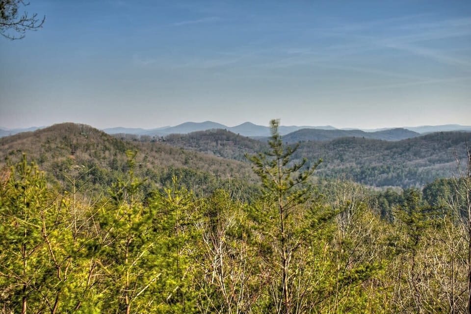 High Hopes Cabin is your ultimate mountain getaway! Nestled in Blue Ridge's Aska Adventure Area, this stunning cabin offers breathtaking views of the surrounding mountains. High Hopes is the perfect place to unwind, relax, and connect with nature.