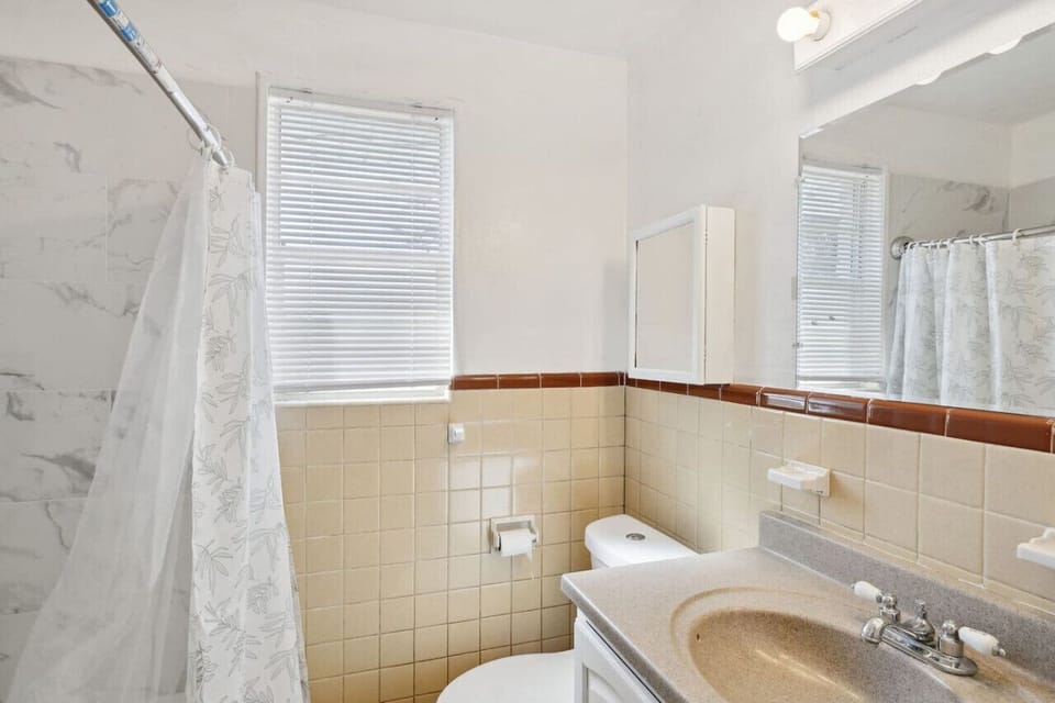 Full Bath room with shower, toilet and tub