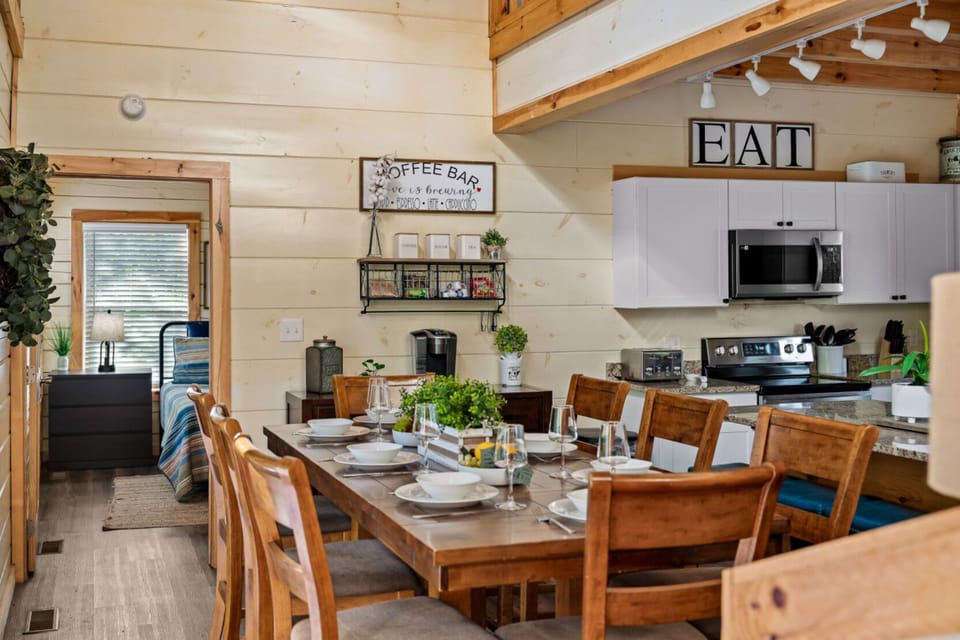 Family Cabin | Dining room