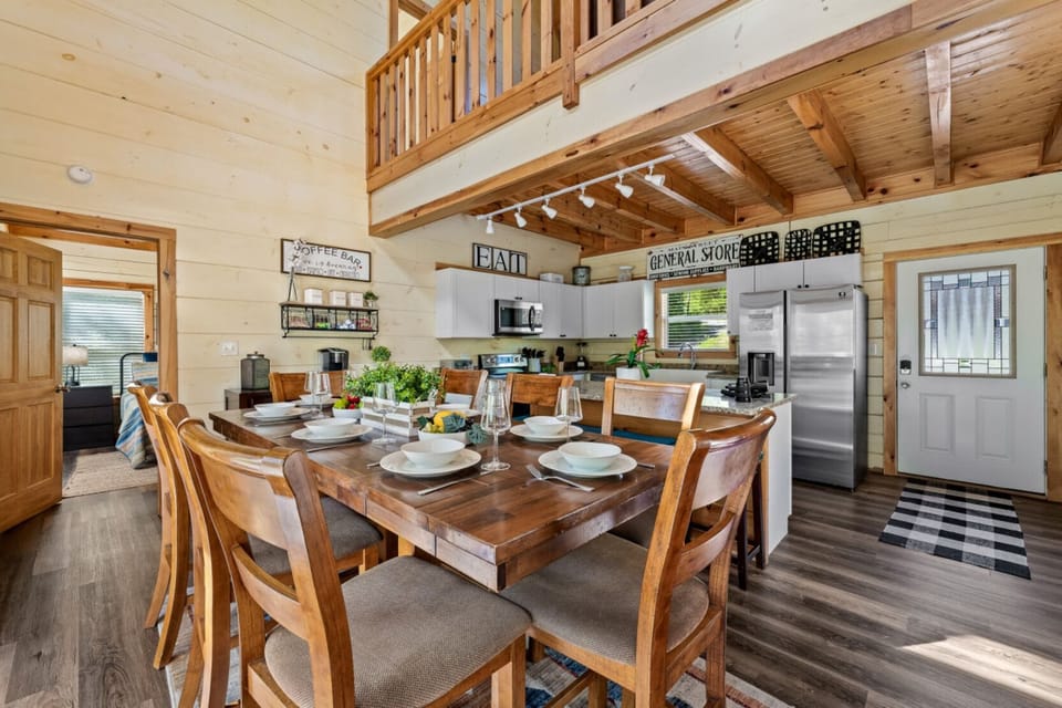 Family Cabin | Dining room
