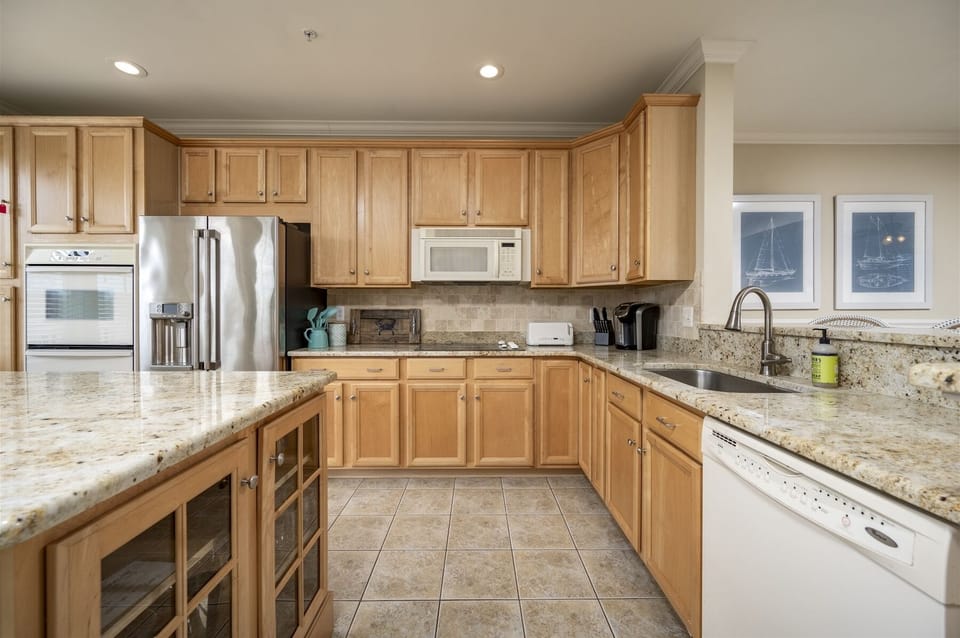 Huge Gorgeous Fully Equipped Kitchen