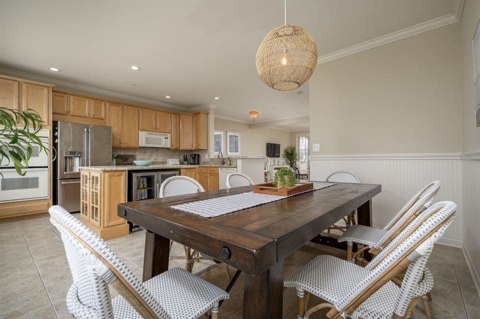 Kitchen & Dining Area