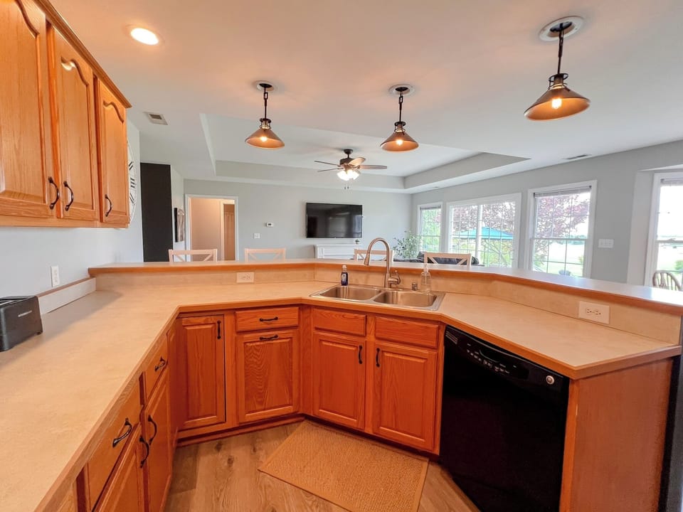 Full kitchen.