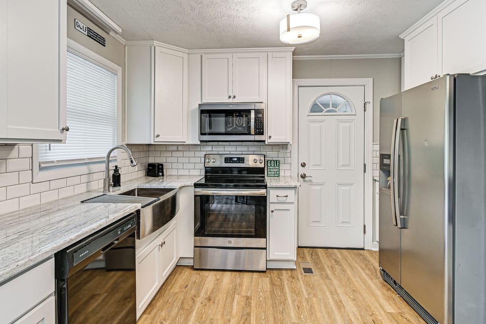 Kitchen | Keurig Coffee Maker w/ K-Cups Provided