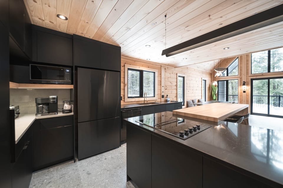 Fully equipped kitchen-"Le Mitik Kanata Tremblant, Amherst, QC"