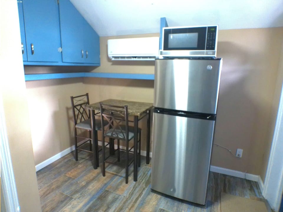 Partial view of kitchen (2)