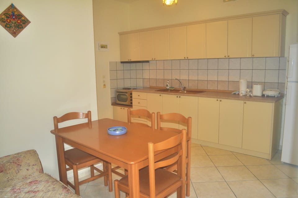 Apartment, 2 Bedrooms, Smoking, Balcony | Dining room
