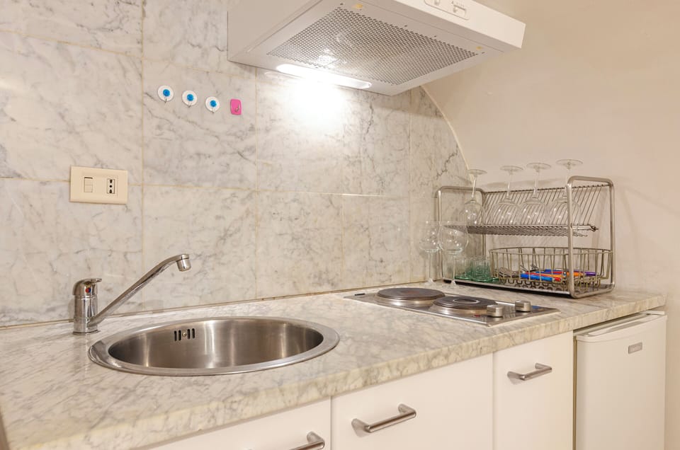 Apartment | Private kitchenette | Electric kettle, dining tables