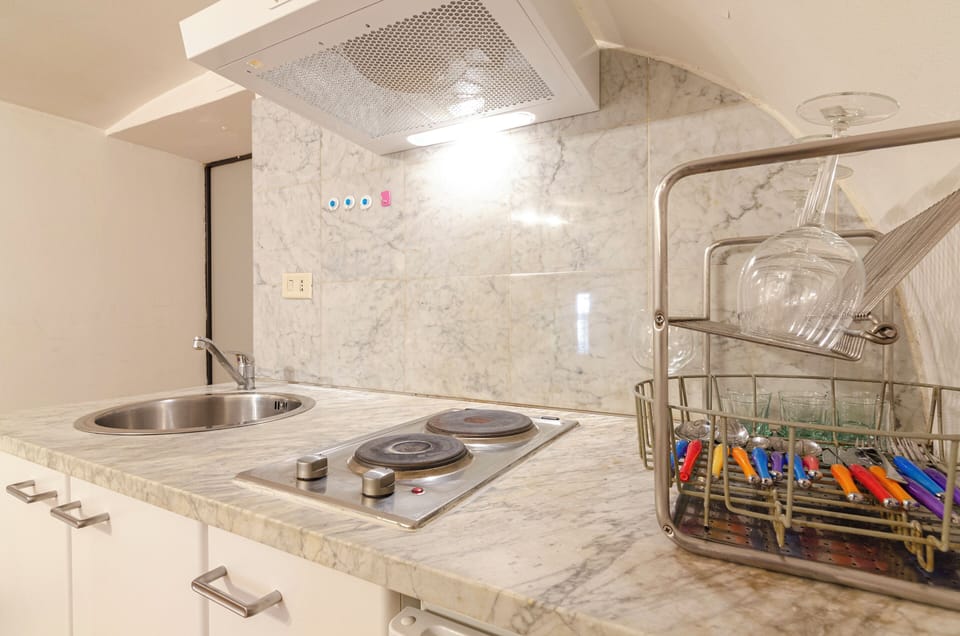 Apartment | Private kitchenette | Electric kettle, dining tables