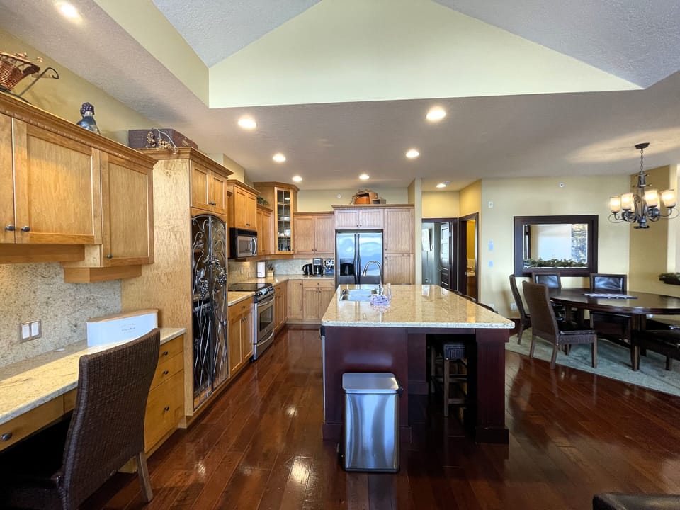 Kitchen incl plenty of dishes & glasses, electric fondue, blender, panini maker