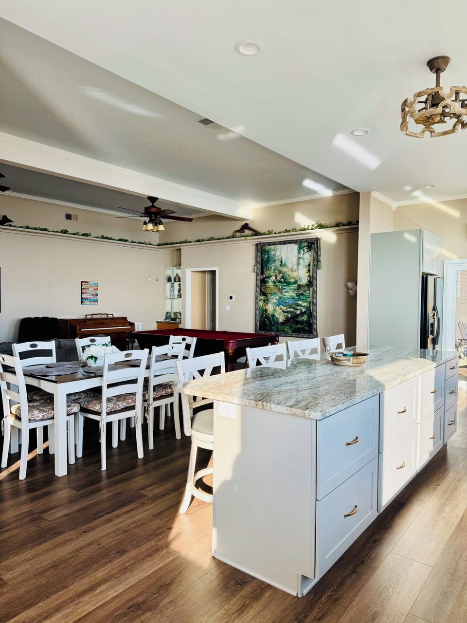 Kitchen Island & eating area
