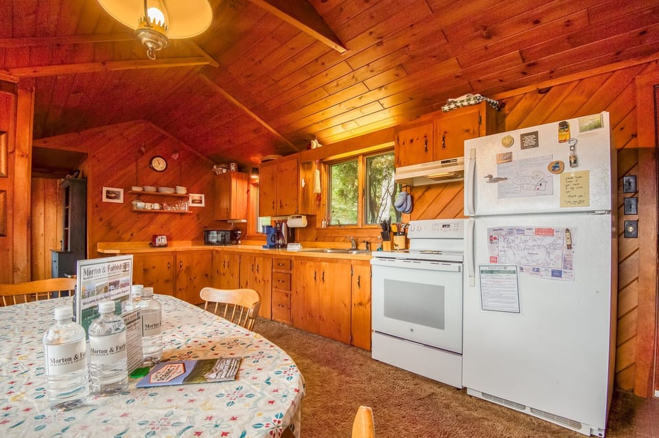 Kitchen - no dishwasher!