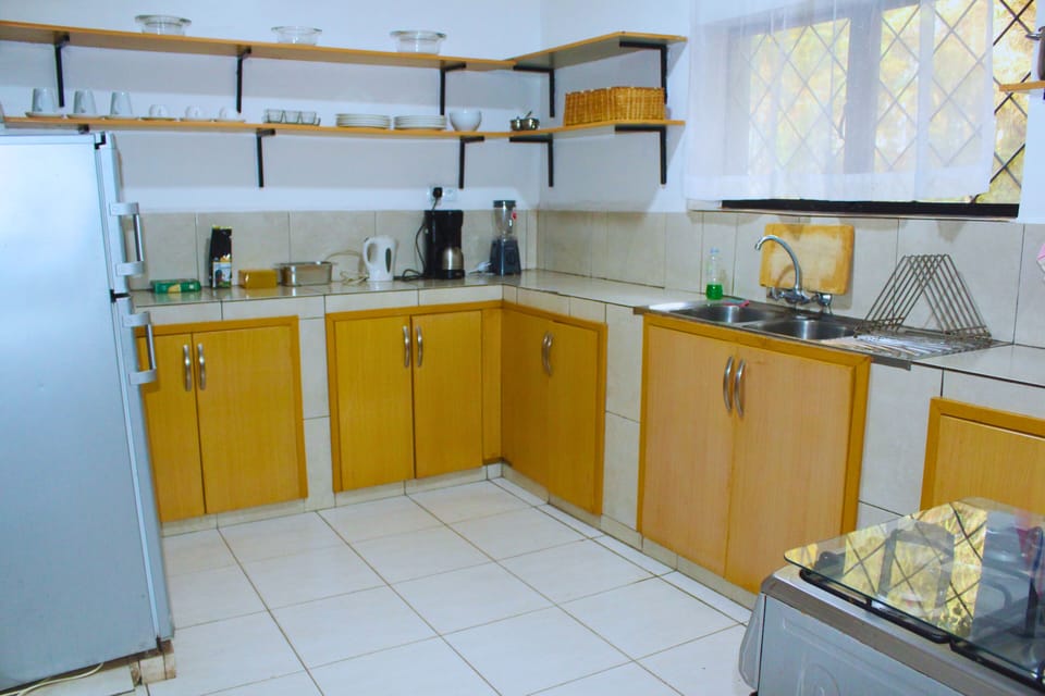 Comfort House, 2 Bedrooms, Terrace, Garden View | Private kitchen | Full-size fridge, microwave, oven, stovetop