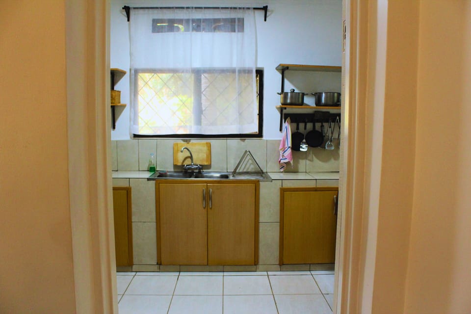 Full-size fridge, microwave, oven, stovetop