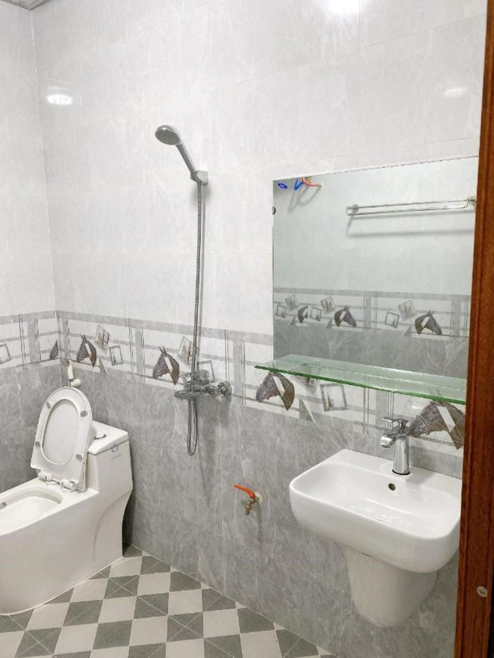Shower, free toiletries, hair dryer, bidet