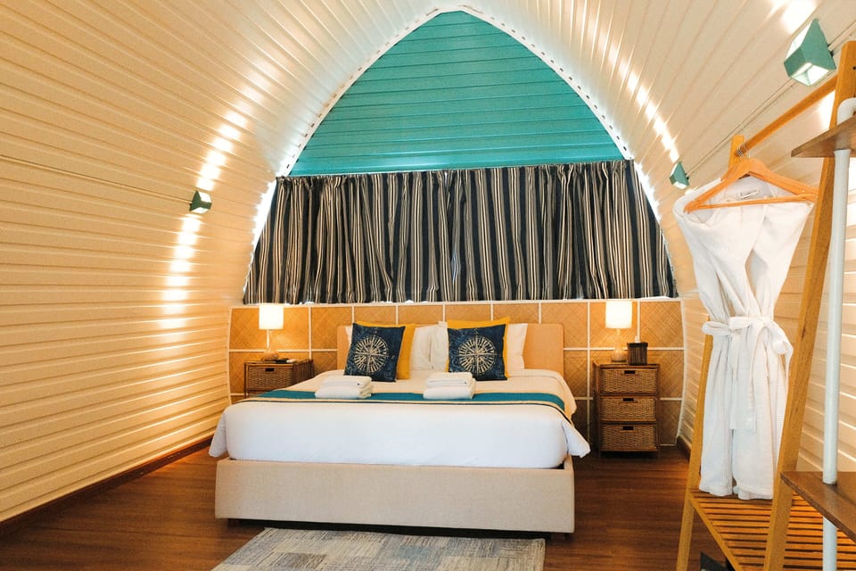 Cabana King | Minibar, iron/ironing board (on request), WiFi (free)