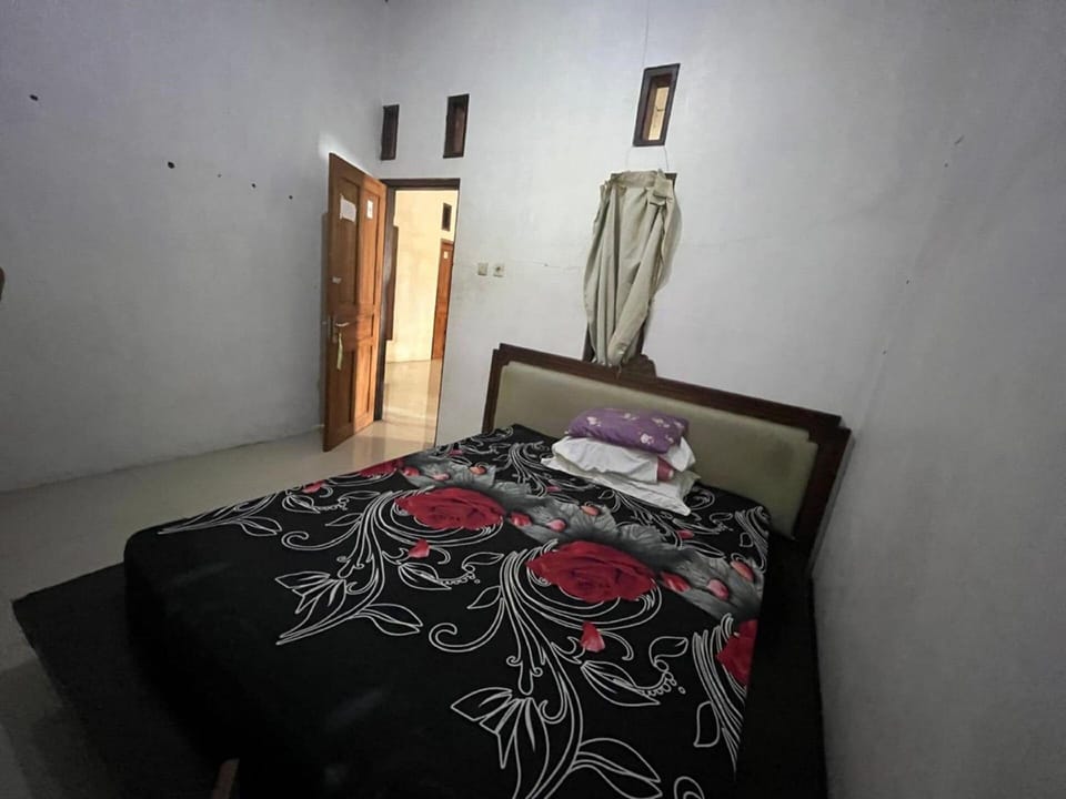 Basic Single Room | Free WiFi, bed sheets