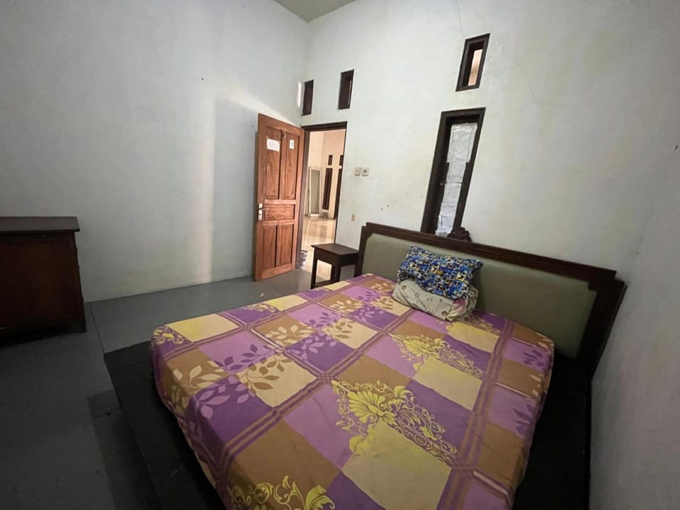 Basic Single Room | Free WiFi, bed sheets