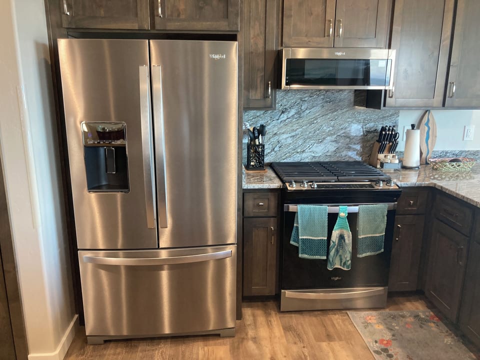Fridge and bottom pull out freezer door. 
Ice maker in freezer and in door.