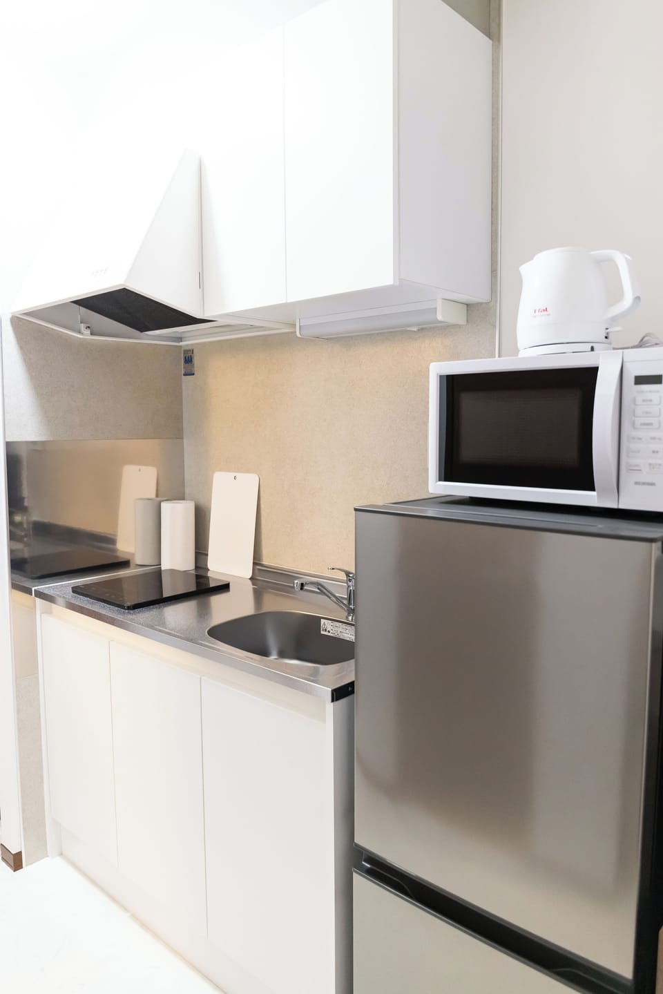 Basic Quadruple Room | Private kitchen | Full-size fridge, microwave, stovetop, cookware/dishes/utensils