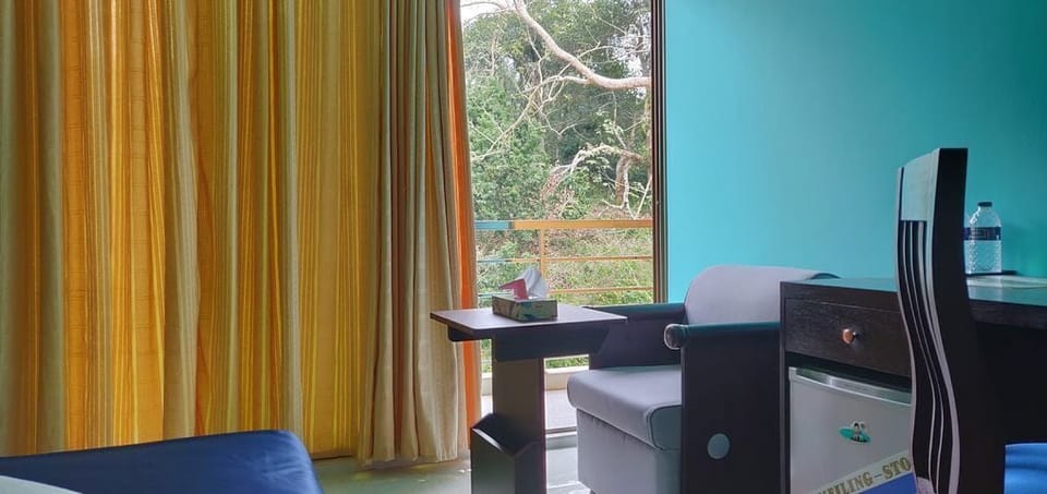 Deluxe Double Room, Lake View | Living area | 48-inch Smart TV with cable channels