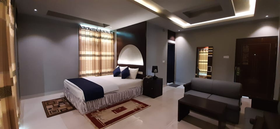 Family Suite, Lake View | Living area | 48-inch Smart TV with cable channels