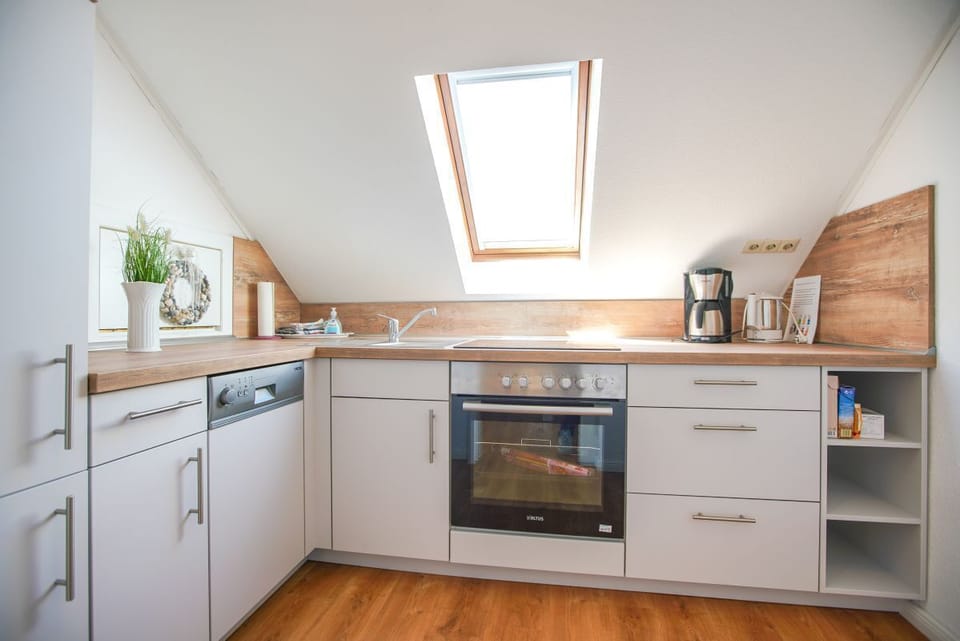 Comfort Apartment, Private Bathroom, City View (Apartment Seehund, 2OG) | Private kitchen | Highchair