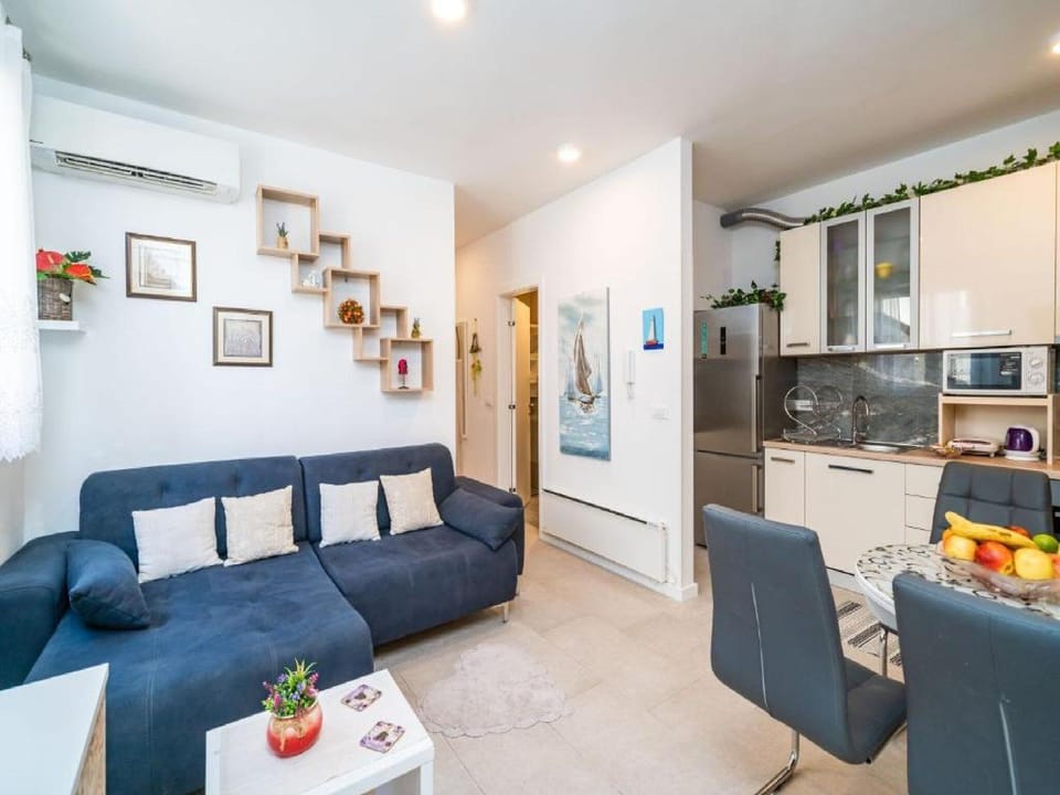 Apartment (Apartment Anka - One Bedroom Apartmen) | Living room | 32-inch flat-screen TV with cable channels